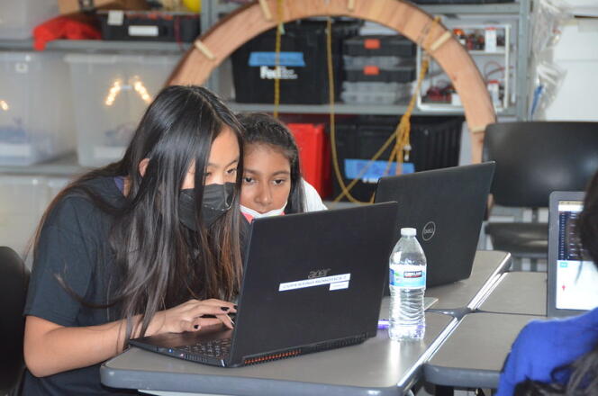 Chicas de secundaria de Cupertino, en Silicon Valley, participando en la competición de robótica organizada por la asociación Cupertino Robotics.  Muchas escuelas secundarias de Silicon Valley ofrecen, además de opciones de informática, cursos de creación y programación de robots. 