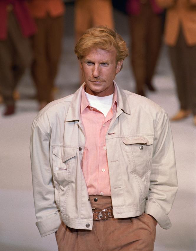 El diseñador de moda francés Claude Montana saluda al público al final de su desfile de prêt-à-porter primavera-verano, el 21 de octubre de 1990.