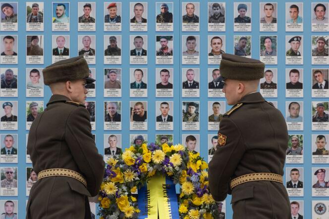 Des soldats de la garde d’honneur ukrainienne déposent une couronne de fleurs lors d’une cérémonie au Mur de la mémoire des défenseurs de l’Ukraine tombés au combat à Kiev, le 24 février 2024, à l’occasion du deuxième anniversaire de la guerre.