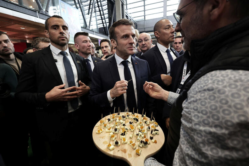 Le président français sur le stand d’un agriculteur alors qu’il visite le salon de l’agriculture lors de la journée d’ouverture du 60e Salon international de l’agriculture, à Paris, en France, le 24 février 2024.