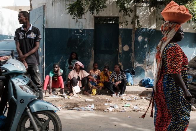 Familias detenidas en espera de liberación frente a la prisión de Rebeuss, en Dakar, el 19 de febrero de 2024.