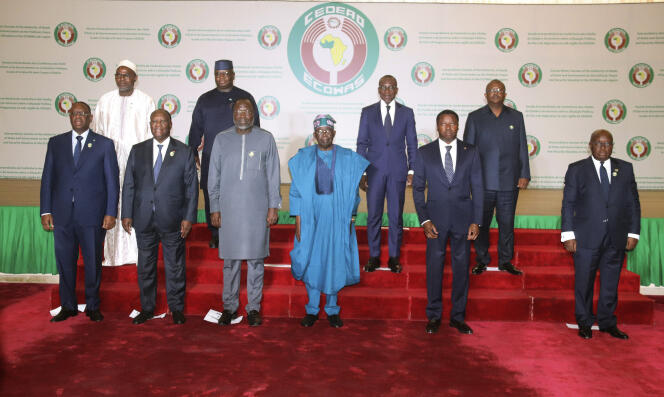 Una fotografía grupal de los jefes de Estado y de gobierno presentes en la reunión de la CEDEAO en Abuja, Nigeria, el sábado 24 de febrero.