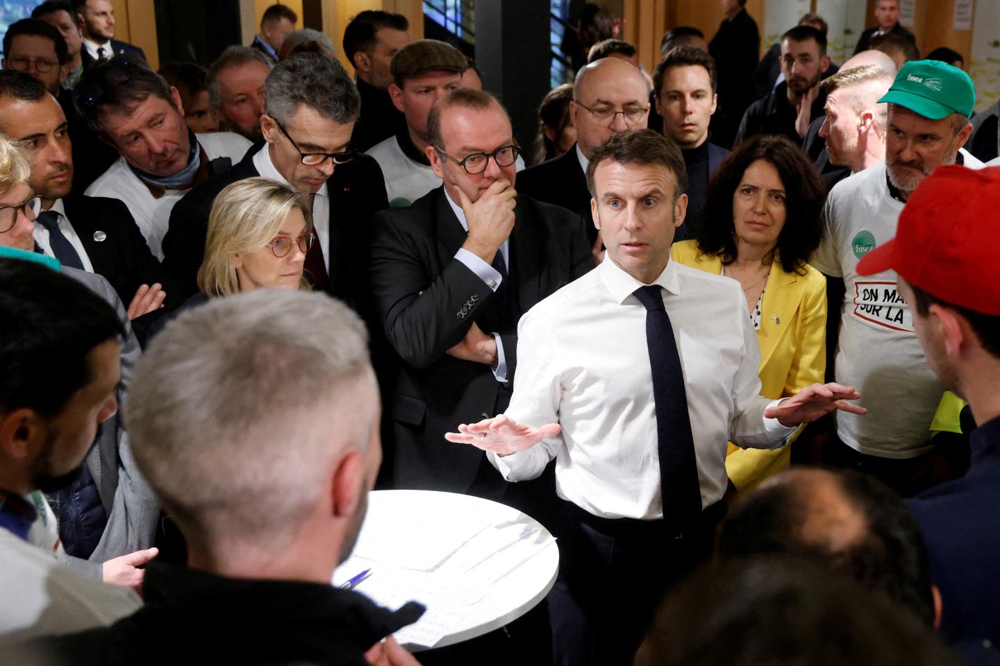 En el Salón Agrícola, Emmanuel Macron defiende sus respuestas al enfado del sector durante una visita ruidosa