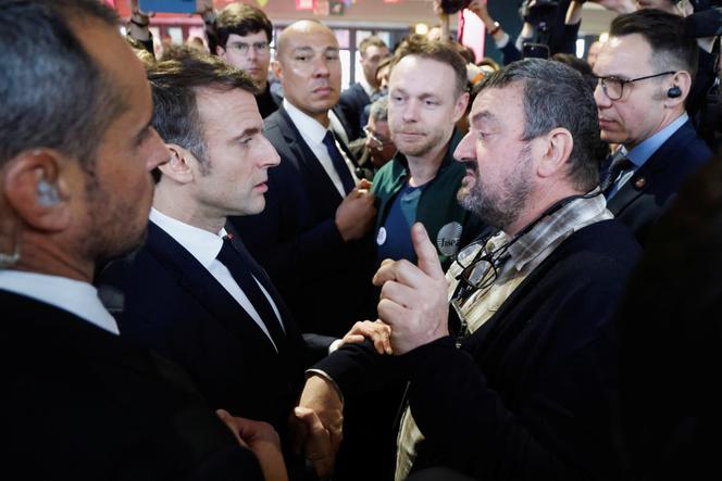 Emmanuel Macron s’entretient avec un agriculteur lors de sa visite au Salon de l’agriculture, porte de Versailles, à Paris, le 24 février 2024.
