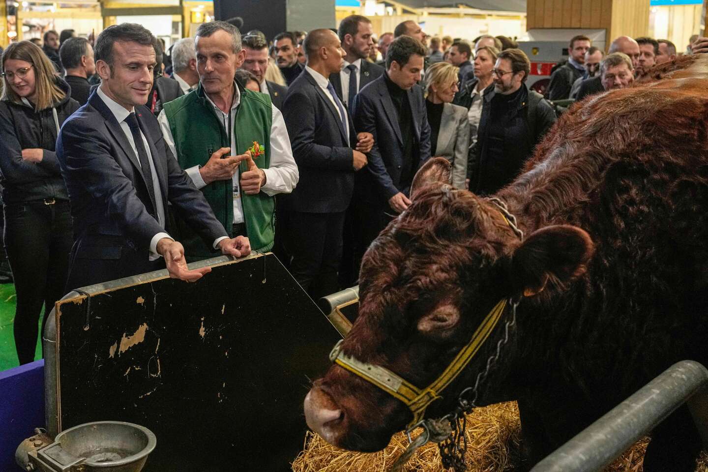 Regarder la vidéo Crise agricole : Emmanuel Macron continue à jouer la prudence