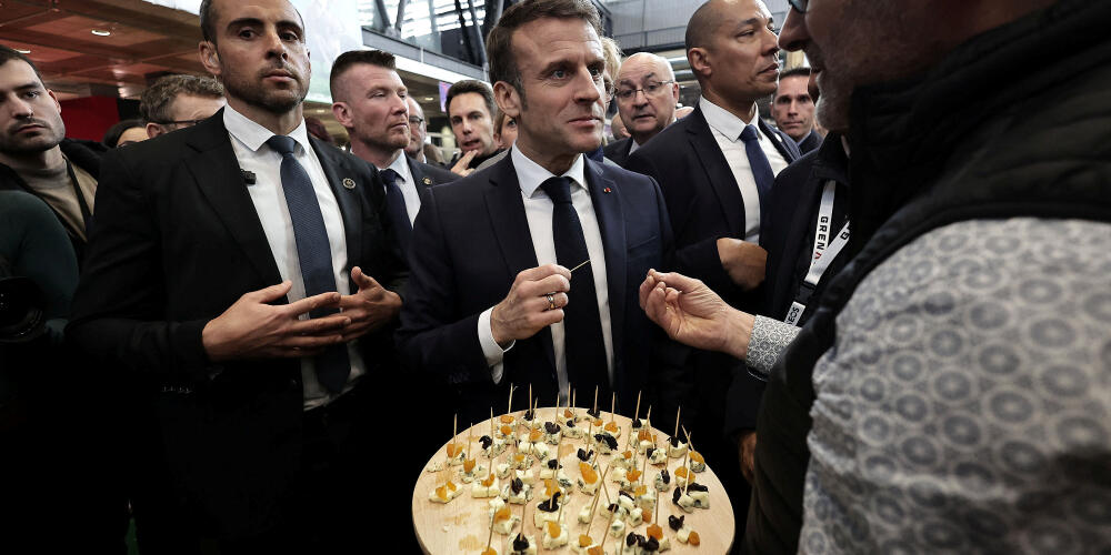 Emmanuel Macron Le président de la République sur le stand d’un agriculteur lors de sa visite au Salon de l’agriculture lors de la journée d’ouverture de la 60e édition, à Paris, le 24 février 2024.