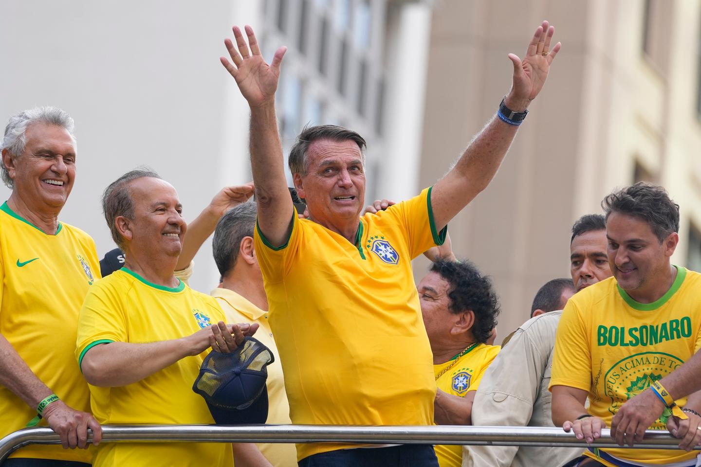 Tens of thousands of Bolsonaro supporters protest to defend Brazil's former president against investigations