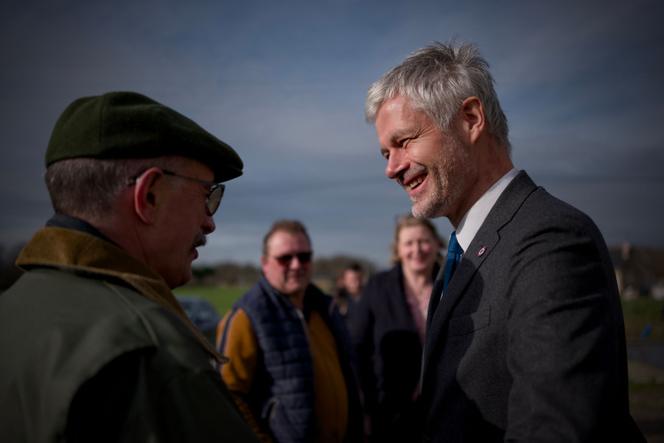 El presidente del Consejo Regional de Auvernia-Ródano-Alpes y miembro del partido de derecha Les Républicains, Laurent Wauquiez, durante una visita a una granja colectiva en Montigné-les-Rairies (Maine y Loira), el 14 de febrero de 2024.