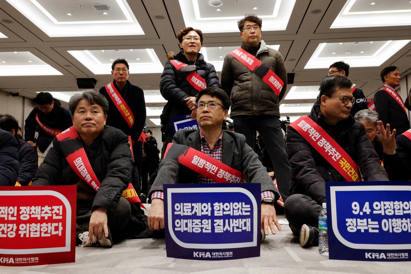 Cancellations of surgeries and C-sections... South Korea urges doctors to return to work as protests continue