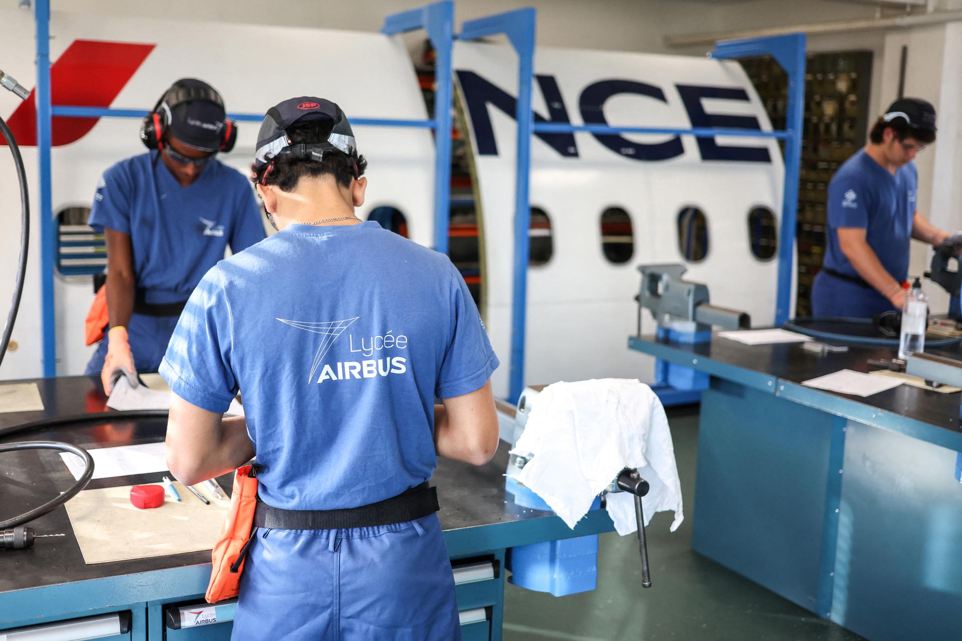 Des élèves participent à un atelier au lycée Airbus basé sur le site de production de Saint-Eloi de la multinationale européenne de l’aéronautique et de l’espace Airbus à Toulouse, dans le sud-ouest de la France, le 21 octobre 2022.