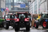 Des tracteurs devant le Parlement européen, à Bruxelles, le 26 février 2024.
