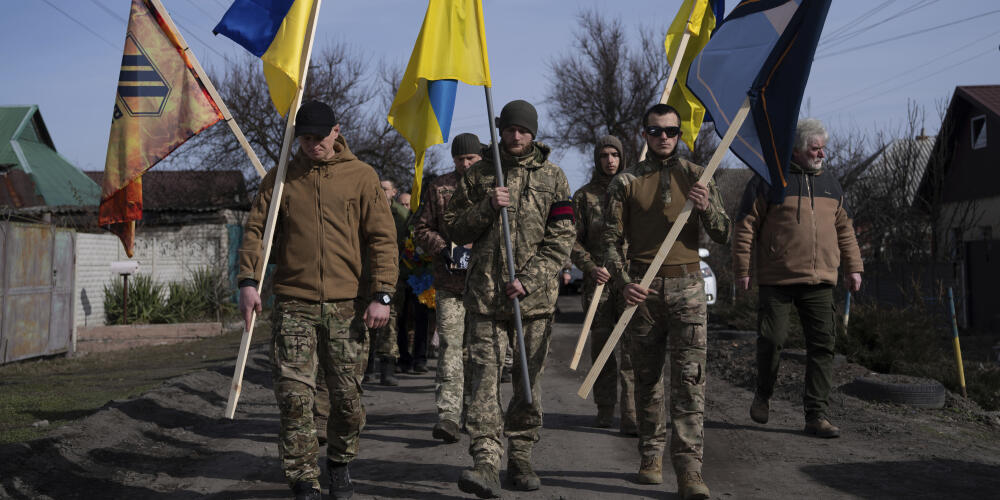 Emmanuel Macron Des soldats ukrainiens forment un cortège pour l’enterrement d’un des leurs, tués à Avdïivka. A Pavlohrad, dans la région de Dnipropetrovsk, en Ukraine, le 26 février 2024.