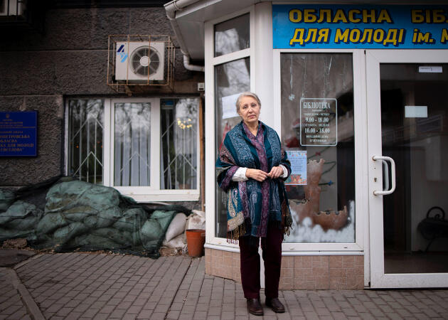 Olga Matioukhina, directrice d’une des bibliothèques municipales de Dnipro (Ukraine), le 29 décembre 2023. 

