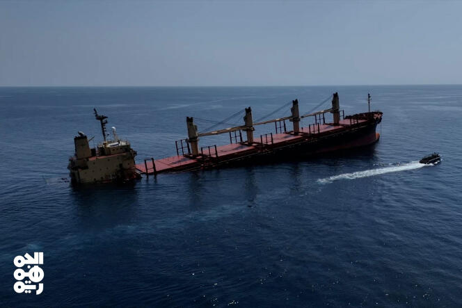 Image fournie par la chaîne de télévision yéménite Al-Joumhouriya le 26 février 2024 montrant le cargo « Rubymar » en train de couler au large des côtes du Yémen.
