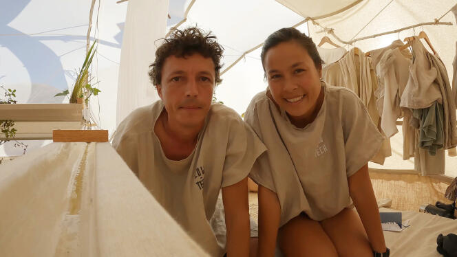 Corentin de Chatelperron et Caroline Pultz dans leur biosphère, dans le documentaire « L’Expérience biosphère : 120 jours dans le désert », de Laurent Sardi.