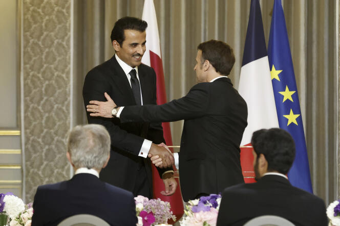 L’émir du Qatar, Tamim Ben Hamad Al Thani, avec le président français, Emmanuel Macron, lors d’une visite d’Etat à l’Elysée, le 27 février 2024.  
