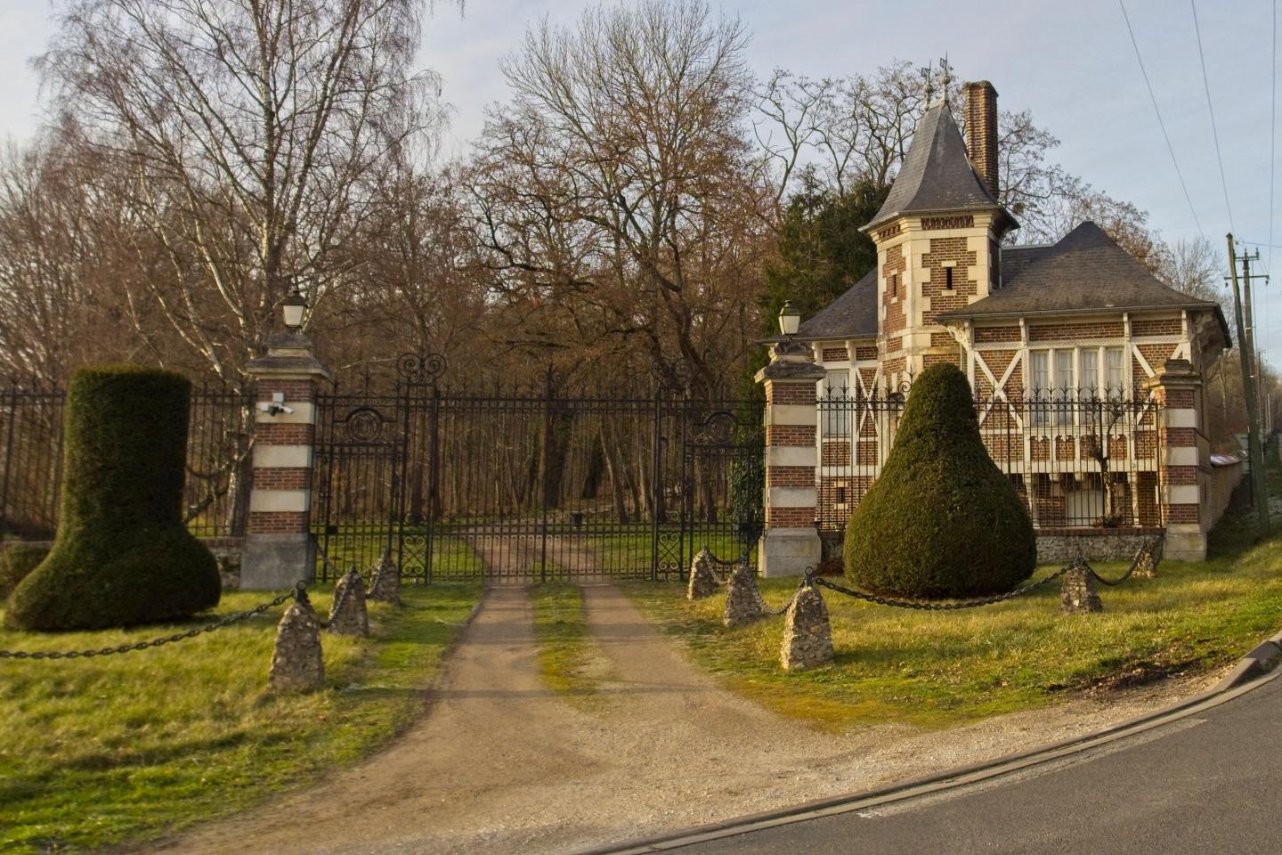 Police find 72 guns at French film star Alain Delon's home