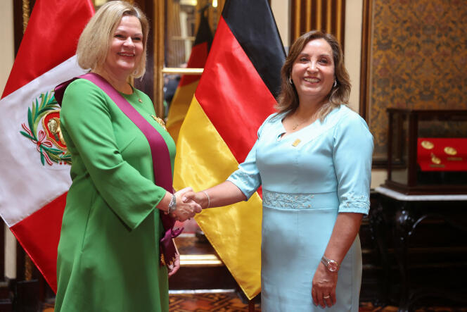 La ministre de l’intérieur allemande, Nancy Faeser, serre la main de la présidente du Pérou, Dina Boluarte (à droite), qui porte à son poignet une montre Rolex estimée à 19 000 dollars, à Lima, le 27 février 2024.