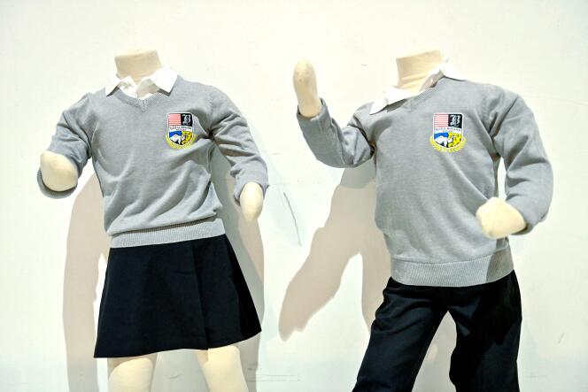 Les uniformes scolaires, présentés au Palais des Congrès de Béziers (Hérault), le 15 février, sont expérimentés dans certaines écoles élémentaires de la ville, depuis le 26 février 2024.
