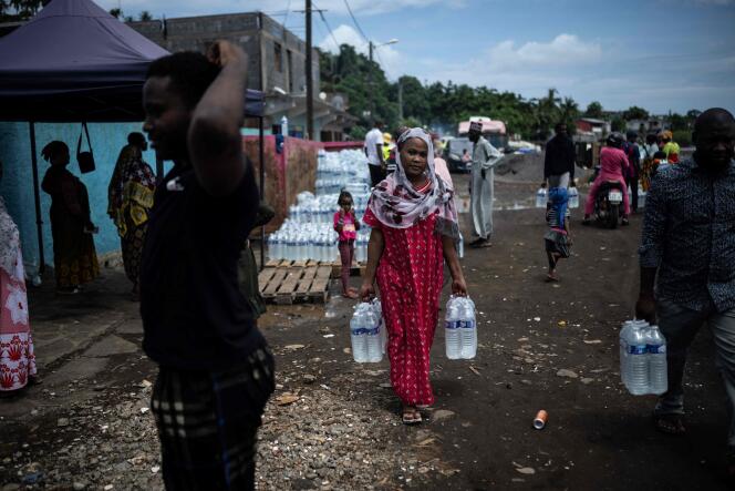 Un point de distribution d’eau en bouteille, dans le quartier de Majicavo à Mamoudzou (Mayotte), le 19 février 2024.