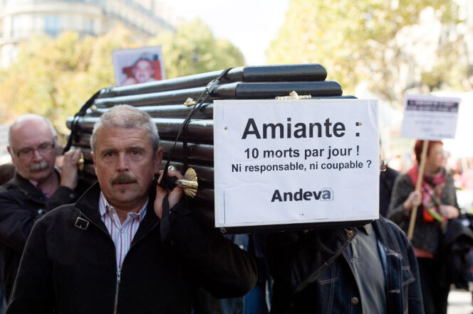Des manifestants de l’Association nationale de défense des victimes de l’amiante lors d’un rassemblement dénonçant les défaillances de la justice à l’égard des victimes et de leurs familles, à Paris, le 9 octobre 2015.