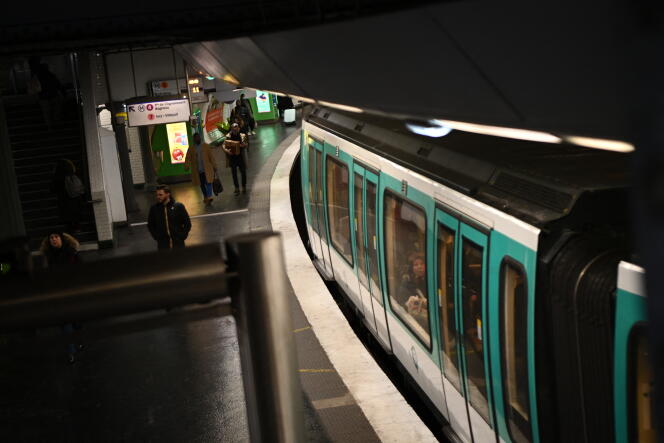 Un tren de metro en la estación Gare-de-l'Est, en París, el 7 de marzo de 2023.