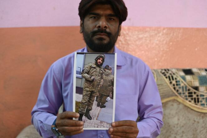Muhammad Omran laat een foto zien van zijn broer Muhammad Asfan, die tegen zijn wil werd ingelijfd bij het Russische leger.  Hyderabad, 22 februari 2024.