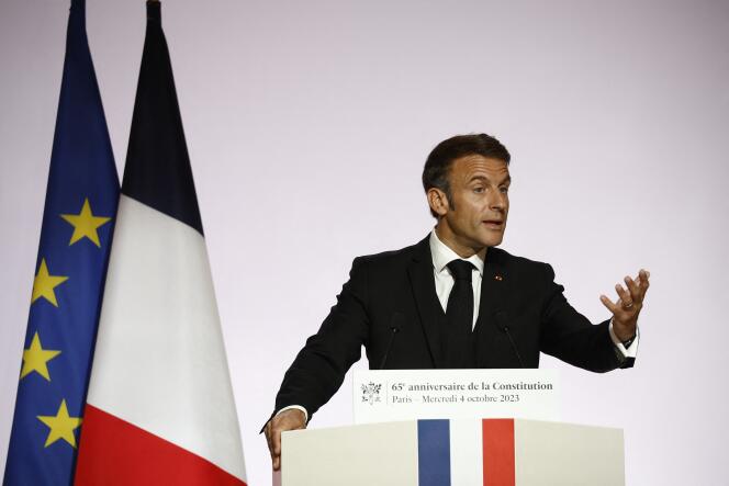 Le président français Emmanuel Macron prononce un discours lors de la cérémonie du 65e anniversaire de la Constitution française de 1958 au Conseil constitutionnel à Paris, le 4 octobre 2023.