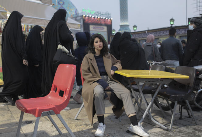 Una mujer joven, sin velo, en el bulevar Keshavarz, en Teherán, el 27 de diciembre de 2022.