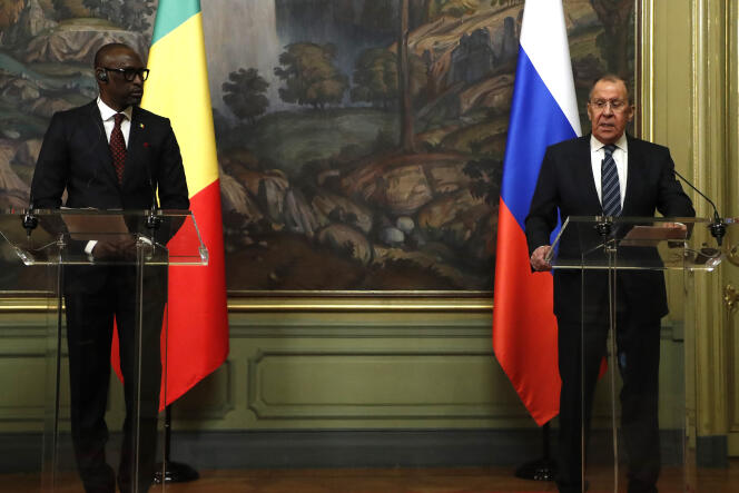 El Ministro de Asuntos Exteriores de Malí, Abdoulaye Diop (izquierda) y su homólogo ruso, Sergei Lavrov, durante una conferencia de prensa conjunta en Moscú, el 28 de febrero de 2024.