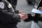 Vérifie des documents d’un conducteur, à Paris, le 23 mars 2015.