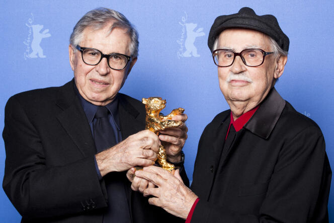 I registi italiani Paolo (a sinistra) e Vittorio Taviani festeggiano dopo aver ricevuto il premio Orso d'Oro per il loro film. 
