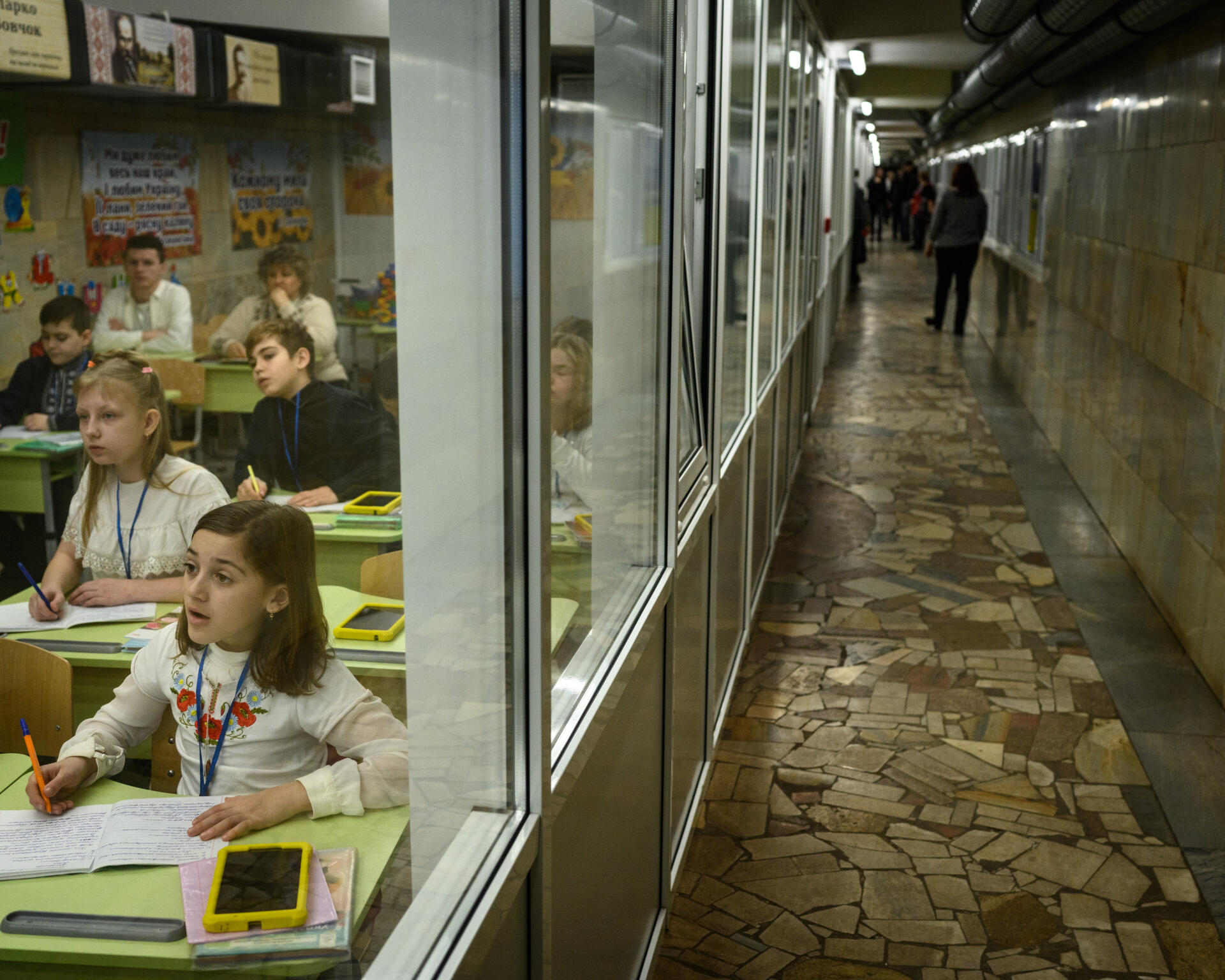 Salle de classe dans une station de métro de Kharkiv (Ukraine), le 22 février 2024. La ville étant bombardée quotidiennement par les Russes, la mairie a ouvert des écoles dans cinq stations de métro.