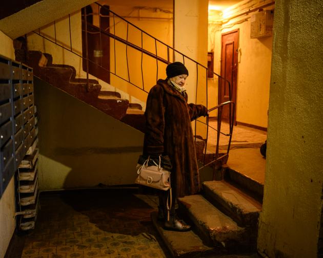 Svetlana Rudenko, 75 ans, professeure de mathématiques à la retraite, dans le hall de son immeuble situé dans le quartier de Saltivka Nord, le 20 février 2024. Elle et son mari ont quitté Kharkiv (Ukraine) en avril 2022, pour se réfugier en Allemagne durant un an.