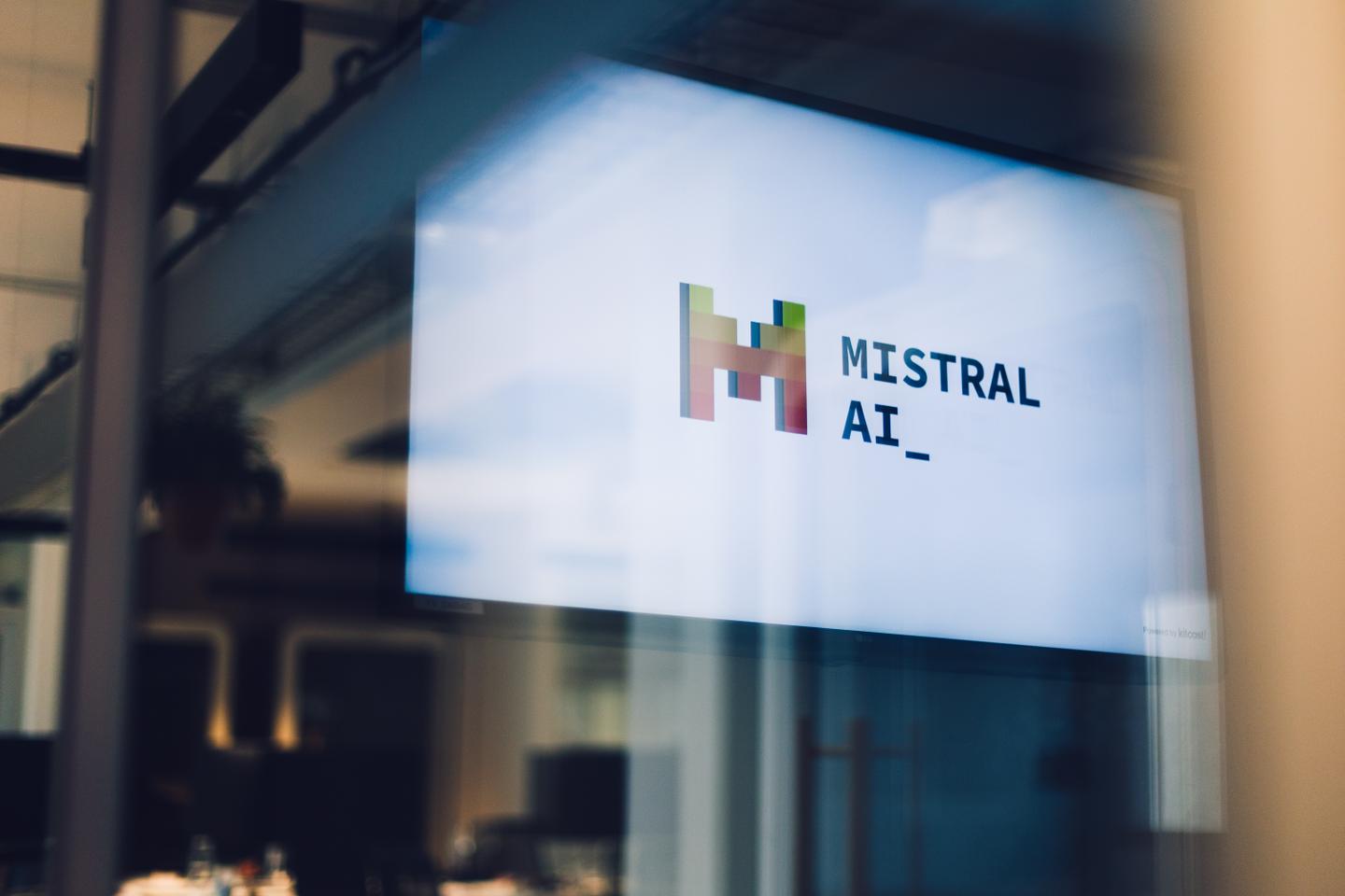La asociación de Mistral AI con Microsoft hace sonreír a Bruselas