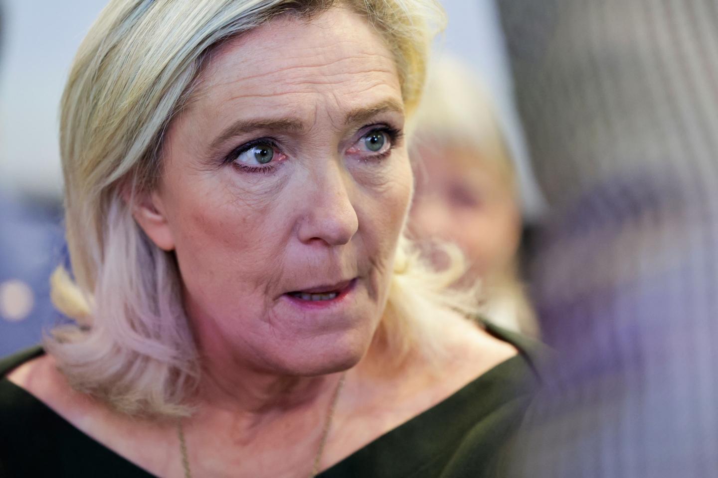 国民集会に臨むエマニュエル・マクロン氏の「同時に」
