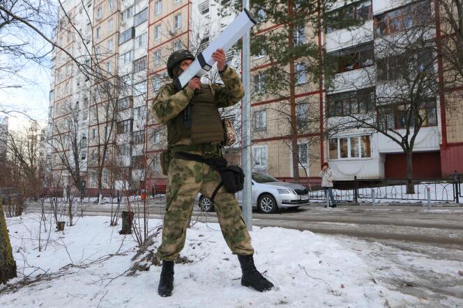 Un soldat russe avec une arme antidrone, lors d’un exercice à Belgorod, en Russie, le 28 février 2024.