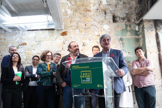 Francois Thiollet prend la parole lors d’une conférence de presse des candidats d’Europe Ecologie-Les Verts aux élections européennes pour présenter leur plan d’action. Claude Gruffat est derrière lui. A Paris, le 25 mars 2019.