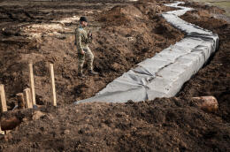 Andrii, "juriste" de son nom de guerre, 24 ans, fait partie d'une compagnie de Géni militaire, regarde une tranchée couverte, à 6-7 km des positions russes, dans la région de Donetsk, en Ukraine, le 24 février 2024. ADRIENNE SURPRENANT / MYOP POUR « LE MONDE »