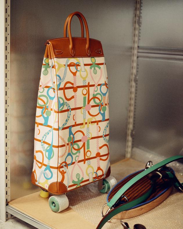 Un bolso Birkin ampliado en versión Caddy, diseñado por la diseñadora Stefania Di Petrillo.