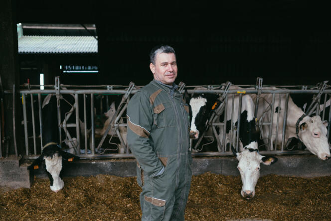 Denis Berranger, dans son exploitation laitière, à Noyal-sous-Bazouge (Ille-et-Vilaine), le 28 février 2024.