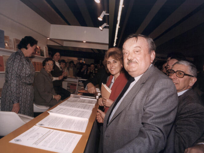 Jacques Poly sur le stand de l'INRA, au salon de l’agriculture, avec Edith Cresson, le 7 mars 1983.