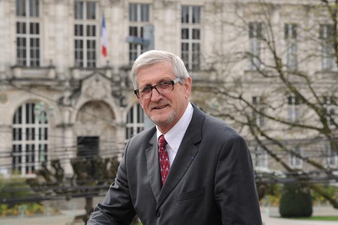 Le maire de Limoges, Emile-Roger Lombertie, devant l’hôtel de ville de Limoges, le 31 mars 2014.
