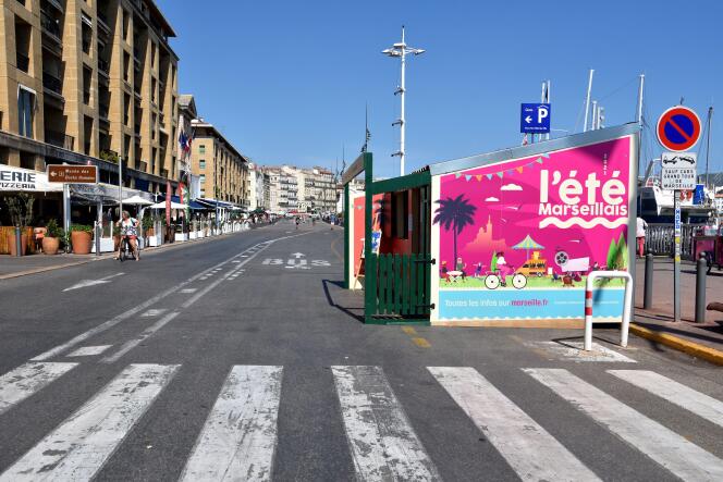 Une affiche annonçant l’Eté marseillais, sur le port, à Marseille, en 2021.