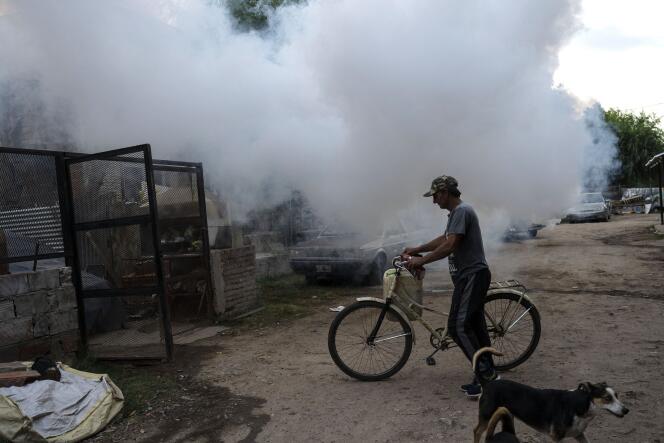 Un nuage d’insecticide lors d’une campagne de fumigation pour contenir la dengue, à Rosario (Argentine), le 4 avril 2023. 