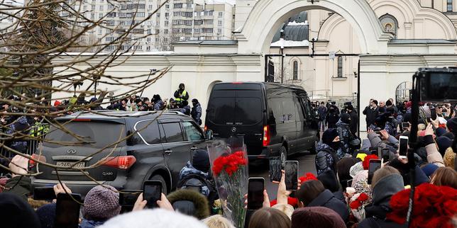 En images : des milliers de personnes aux funérailles d’Alexeï Navalny en Russie