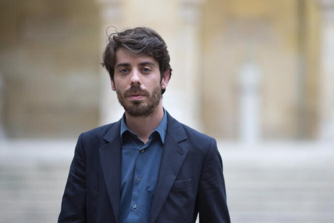 L’éditeur et écrivain français Adrien Bosc pose après avoir remporté le Grand Prix de l’Académie française pour son roman « Constellation », à Paris, le 30 octobre 2014. 
