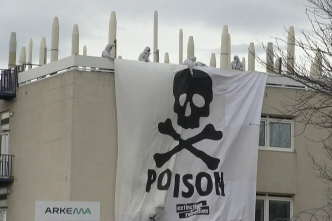 Esta imagen de AFP-TV muestra a activistas de Extinction Rebellion y Youth for Climate desplegando una pancarta gigante que representa una calavera y huesos, con el mensaje 