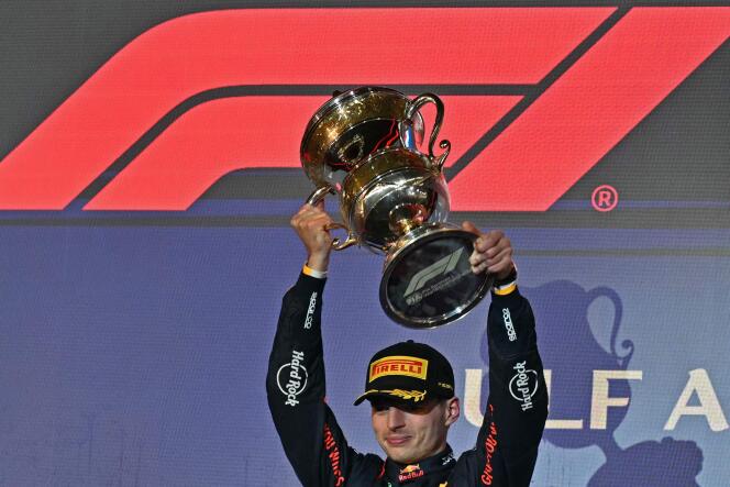 Max Verstappen (Red Bull) en el podio del Gran Premio de Fórmula 1 de Bahréin, en el circuito de Sakhir, el 2 de marzo de 2024. 