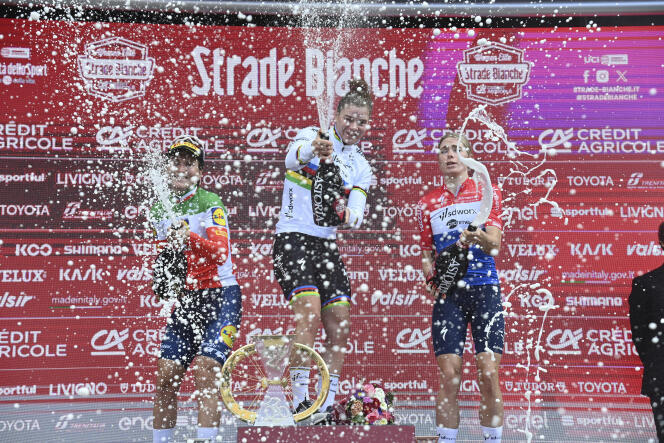 La belga Lotte Kopecky, en el centro, en el podio de la Strade Bianche con la italiana Elisa Borghini, segunda, y la holandesa Demi Vollering, tercera, en Siena, el 2 de marzo de 2024.